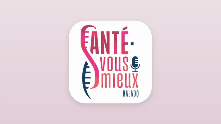 Colonne vertébrale stylisée rose et bleu marine et petit micro, autour du nom du balado, sur une tuile blanche.