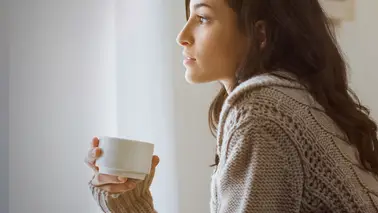 Femme qui regarde au loin, soucieuse