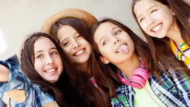 4 jeunes femmes souriantes